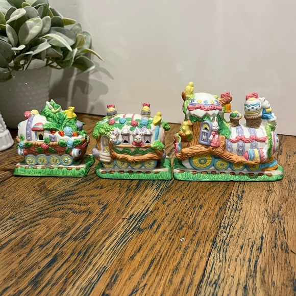 🐇 BUNNY TOWNE Hand Painted Porcelain Easter Train – Set of 3 - Picture 3 of 8